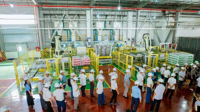 海大集团越南平福海龙工厂投产，三条生产线提升虾苗饲料产能
